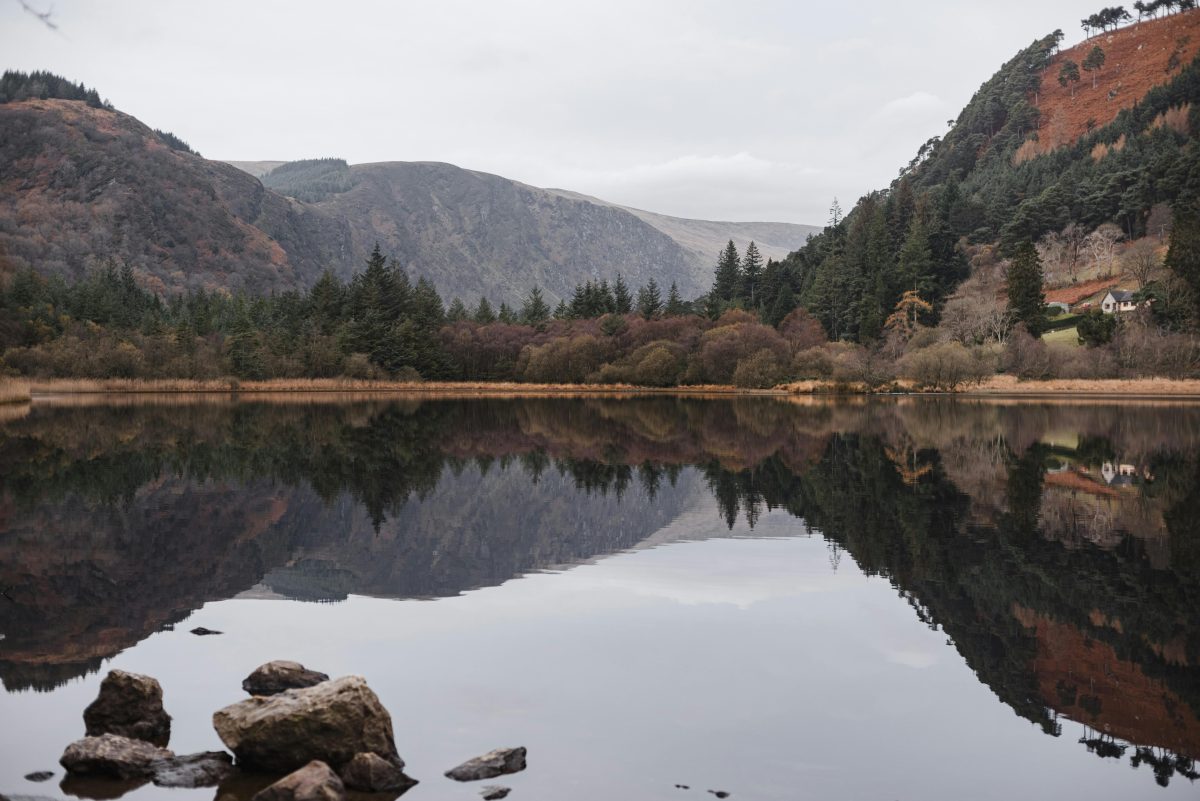 Glendalough in Autumn. img src:Freepik