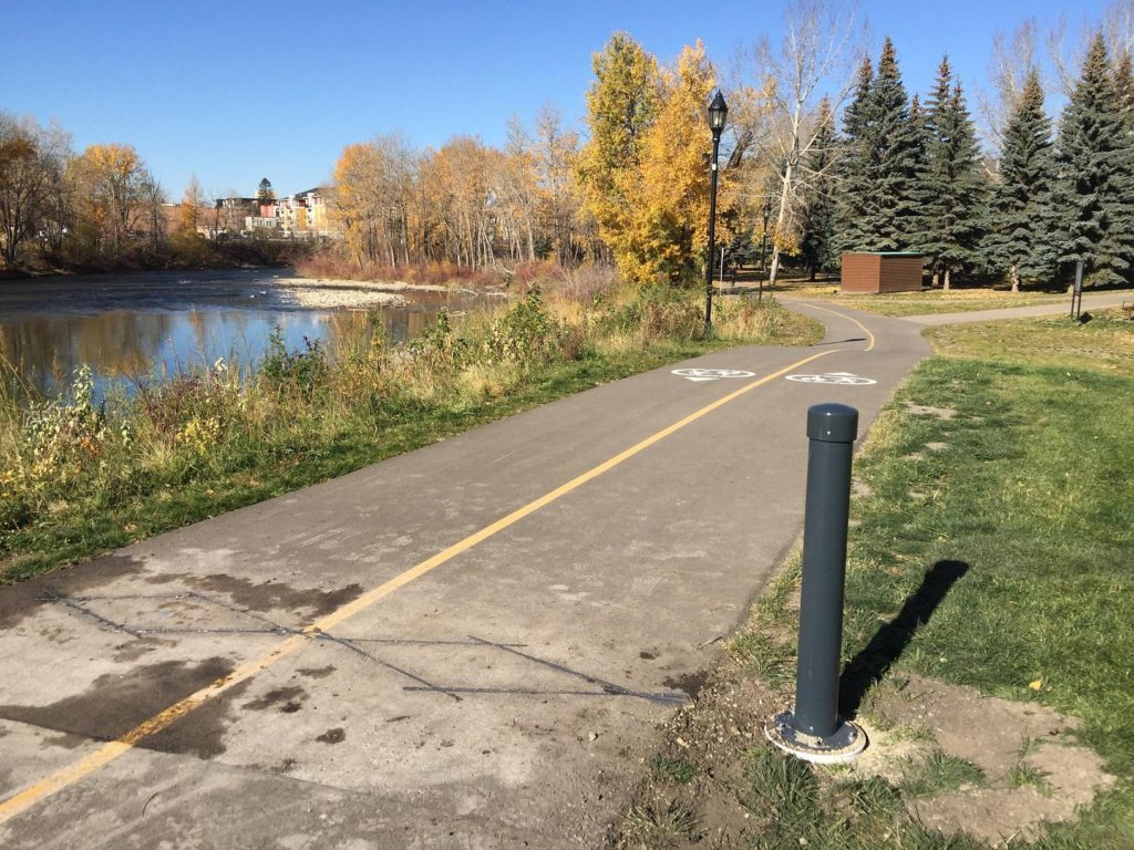 bike counter discreetly placed along a cycle path